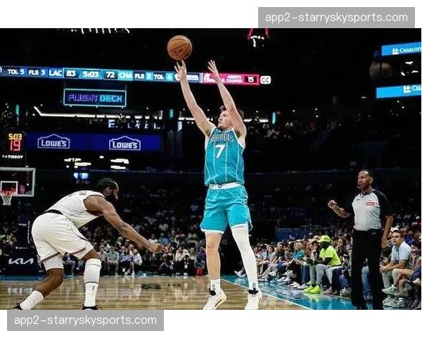 克努佩尔跑位接球三分能力 黄蜂进攻空间获得极致拉伸